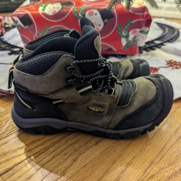 🥾 Lightly-used Keens 🥾 - Picture 3 of 8